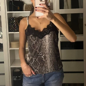 Spetstopp  - Varan är i gott skick, superfin topp att ha på kvällen💗