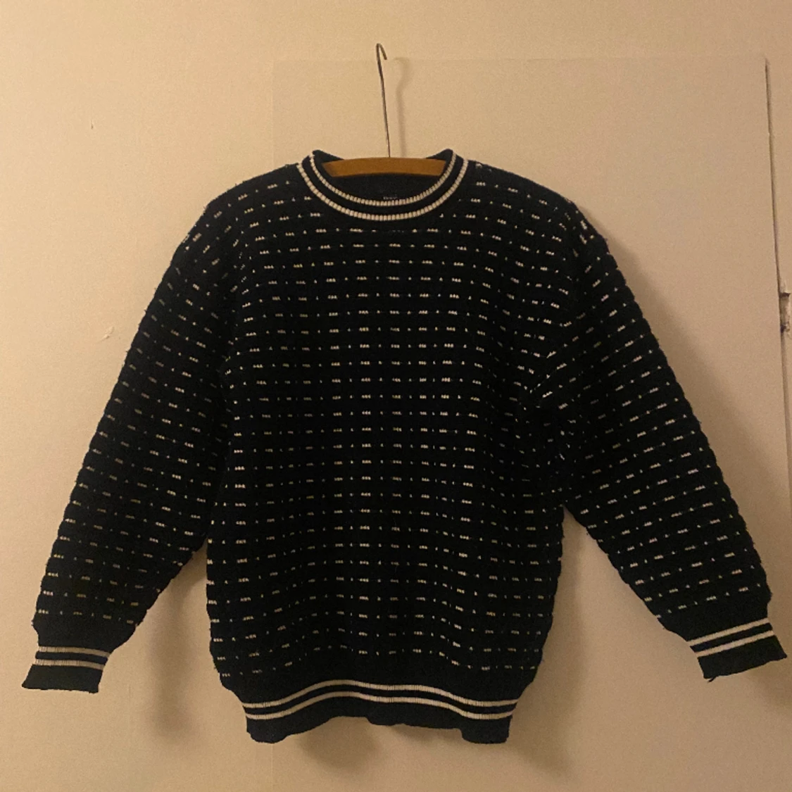 Fin stickad mörkblå tröja.