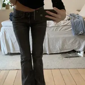Lågmidjade jeans köpt på Plick men va tyvärr för små så säljer vidare, midjemått mått 38, och är 161 och passar nån i den längden eller kortare , super fina💓