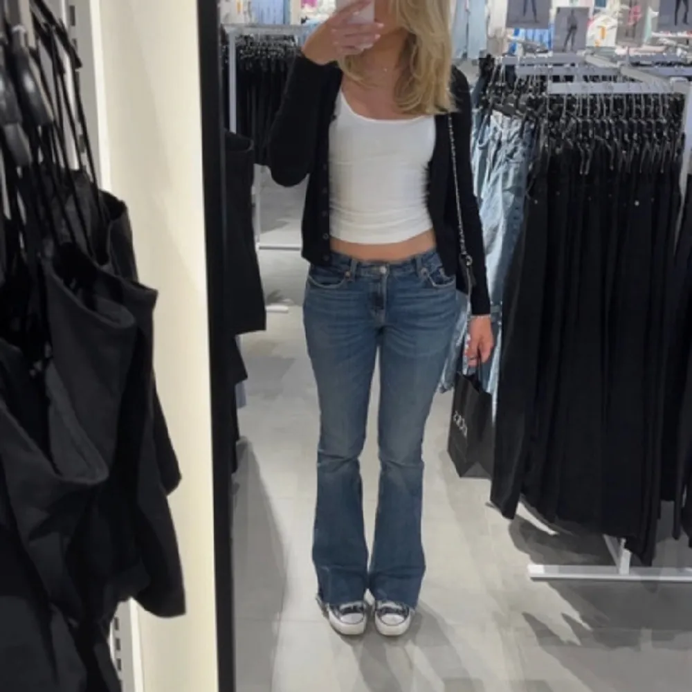 Ett par zara jeans som jag ej använder längre har en kurs defekt där nere då det är lite långa för mig men det syns nästan inte 🌟. Jeans & Byxor.