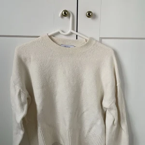 Stickad tröja - As snygg stickad tröja från Other Stories! Skriv för fler bilder❤️