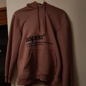 röd/rosa hodie  - En jätte fin hodie som tyvärr är för liten. Den har väldigt bra kvalitet och skick, och den passar både för S och M. Nypriset är 249kr. Hör gärna av er vid några funderingar.