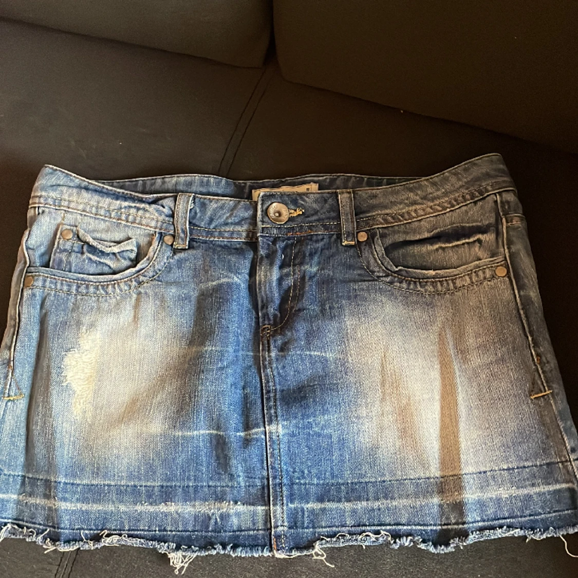 Kort jeans kjol med motiv på bakfickorna