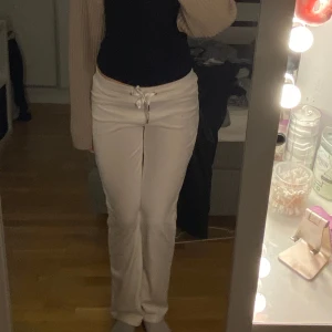 Mjukisbyxor - Jätte fina low waist bootcut mjukisar i sammet❤️ säljer i mökrblå också!