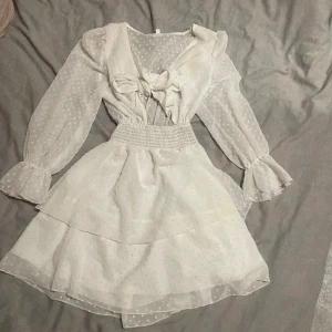 Klänning - En jätte fin klänning perfekt till student/skolavslutning. Använd fåtal gånger. 