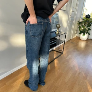 Mörkblåa jeans💕 - Fina lösa jeans i bra skick!! Mörklblåa och långa💕