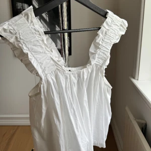 Vit blus  - Vit blus från Gina tricot som passar både till vardags och fest 🎈 