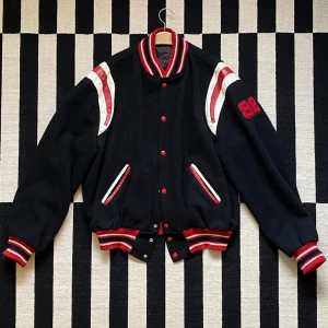 Vintage college/varsity jacka - Vintage college/varsity jacka. Troligtvis från 80-tal. Grymt skick med läder detaljer och ull blend i resten. Perfekt vår och höstjacka.   Storlek är M herr och L dam.