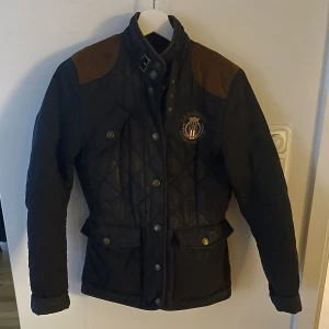 Jacka  - Fin lexington jacka med mockaaxlar.  Kommer inte till användning. Nypris 4500:-  strl s