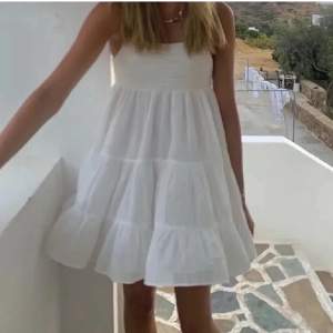 Säljer denna jättefina klänning från Zara! Den är i jättebra skick!💕