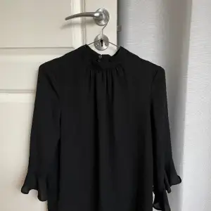 Säljer denna fina svarta blusen från vero moda💕Inga defekter, köparen står för frakten!