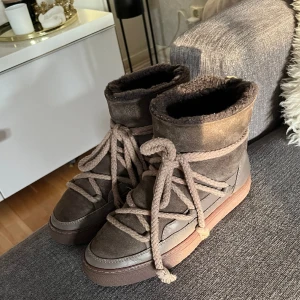 Inuikii skor  - Säljer mina jätte snygga Inuikii skor som är väl använda därav priset, men inga tydliga defekter. Storlek 39 men passar 38/39. Nypris 3000kr💕