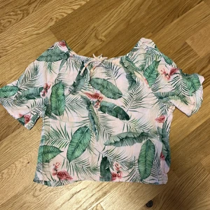 Linne - Jätte snygg off shoulder linne tröja som är perfekt för sommaren. Den stäcker sig ungefär till naven. Jätte fint skick och har används fåtal gånger, inga defekter. Den har stretchiga band över axlar och mage. Den funkar 158/170.