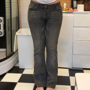 Gråa lågmidjade jeans - Snygga gåra lågmidjade jeans med den perfekta bootcut modellen😍😍 Snygga fickor