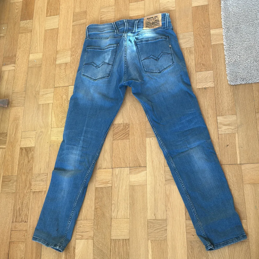 Säljer dessa helt nya oanvända replay ANBASS jeansen 💙anledning för sållning att de är för små. Köptes för 1400! Somsagt helt oanvända och kan diskutera pris privat 💙. Jeans & Byxor.
