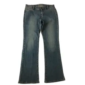 Jeans i den snyggaste färgen som tyvärr är för små för mig. Midjemått: 76cm Innerben: 71cm