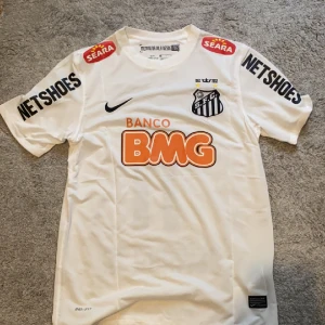 Neymar tröja - Hej nu säljer jag min helt oanvända neymar tröja Skriv för mer bilder Perfekt skick 