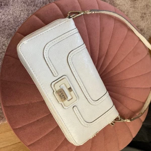 Guess pochette - Super nice  pochette by Guess! 