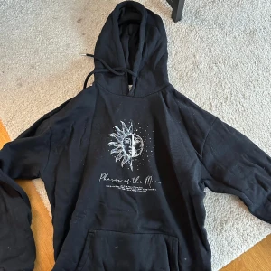 Hoodie från madlady  - Fint skick, endast legat i garderoben. Aldrig använd. Rensat så vill bli av med den bara. Kan sänka priset vid snabb affär.  Nypris 500
