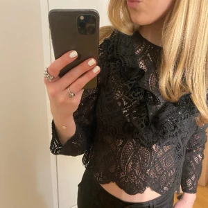 Zara blus  - Säljer denna fina Zara blus jag köpt här på Plick. Den kommer aldrig till användning, därför säljer jag den. 💕hör av er vid funderingar! 