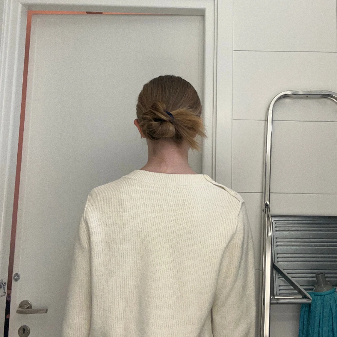 Krämvit tjocktröja med knappar på ena axeln från Filippa K  - 91