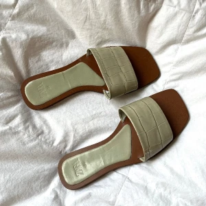 Sandaler Zara - Världens finaste sandaler från Zara som tyvärr inte kommer till användning, stl 36. De är aldrig använda bara testade och därför i perfekt skick🦎