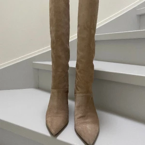 Mocka klackskor - Säljer nu dessa ursnygga mockastövlar från Massimo Dutti💕användt endast en gång, så i mycket fint skick❣️ köptes för ca 2 år sen så finns inte längre att köpa✨ kom med bud<3