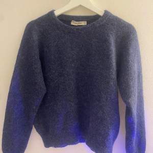 En jättefin marinblå tröja i storlek S. Säljs pågrund av att den inte används längre💞