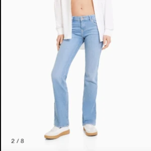 Lågmidjade bootcut jeans  - Lågmidjade bootcut jeans från berska i väldigt bra skick!!💞