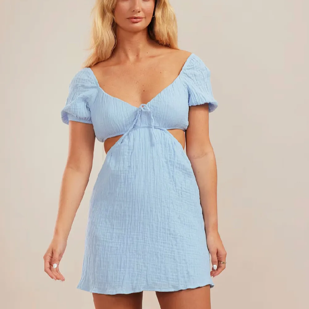 Säljer denna superfina blåa klänningen  ifrån chiquelle!! Storlek M men den sitter som en S. Nypris var 499kr, men säljer för 100kr eller bud🥰 Aldrig använd så i nyskick, skriv för egna bilder<3 Säljer även samma klänning i vitt  . Klänningar.