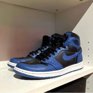 Air Jordan 1 retro high OG, dark marina strl 45/US 11: skick 7/10, Använda men inga större flaws, mycket användning kvar.Box och extra laces följer med, (sitter ett par helt nya vita laces på just nu, svarta som på bilden följer med)