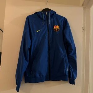 FC Barcelona Jacka Nike Herrjacka - Nypris 1700kr, pris diskuteras vid snabb affär. Flyttstädar så handla snabbt🤩