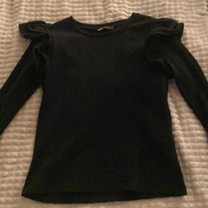 Volangtröja - En ribbad volangtröja från zara i stolen M men passar mig som brukar ha XS! Säg till om du är intresserad så sätter jag på ”köp nu” funktionen!💘