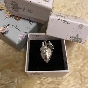Ioaku Hjärt ring💖 - Säljer min jätte fina hjärt ring fårn Ioaku som är helt slutsåld på hemsidan! Älskar den men den kommer inte till användning därför funderar jag på att sälja!💖 använd några gånger men ser ut som ny!🙌 låda tillkommer! Priset går att diskutera!