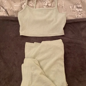 Sommar set  - Säljer nu detta mintgröna settet från HM i storlek s. Har ej använts sedan sommaren 2022. Säljer då jag inte ser användningen för de länge. Skriv för bild på 🤍 lite genomskinligt om man ej har ljusa underkläder under!