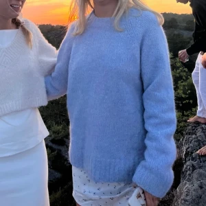 COS alpacka tröja - Stickad tröja från COS, i alpacka och ull. Super mjuk och fin! Jättebra skick :)