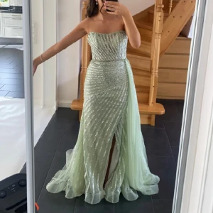 Balklänning  - Endast använd en gång, fint skick! Strl 34 nypris 7900kr men säljer den för 3400. Priset kan diskuteras. 