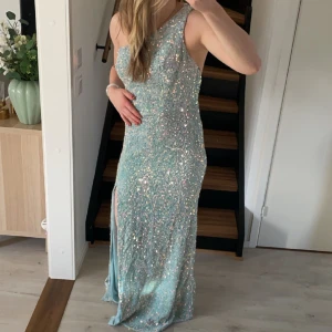 Balklänning - Väldigt fin ljusblå balklänning som är beställd från Zapaka, den var lite för stor för mig och glömde skicka tillbaka den i tid.. Orginalpriset är 1254kr och kommer passa dig perfekt! Vid intresse tveka inte över att höra av dig, pris kan diskuteras.