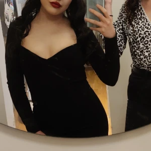 Svart tight fodralklänning Nelly XS - Superfin svart tight klänning från Nelly trend. Storlek XS. Ser nästan grå ut på bilderna, men den är svart irl. Hjärtformad urringning. Använd en gång, köpt för 400 kr!