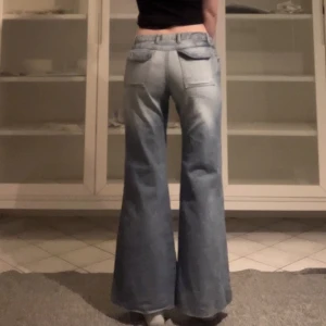 Lågmidjade utsvängda jeans - Jättesnygga utsvängda och low rise jeans jag köpte second hand som tyvärr inte passade mig. Midjemåttet är 74 cm och innerbensmåttet är 72 cm.