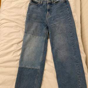 Högmidjade straight jeans från hm recycled collection. De har ett litet hål på insidan av låret (bild 3) men är annars i bra skick. 75 cm vid innerbenet och 34 cm i midjan mätt rätt över jeansen. Jag säljer då de inte kommer till användning längre❤️