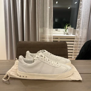 Valentino Flycrew - Valentino Flycrew i vit läder, Skicket är 10/10, Ingår dustbag tyvärr ingen box. Storleken är EU 43 passar även 44