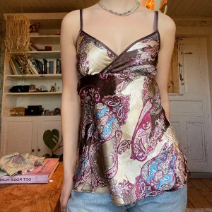 ”Silk” cami, topp 2000s - Mönstrad topp med resår i bak. Bekväm och i bra skick, behöver bara strykas:)