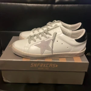 Golden goose skor - Ett par stilrena och fräscha golden goose skor som är riktigt sköna och endast testade.  Box ingår. Priset är ej hugget i sten.