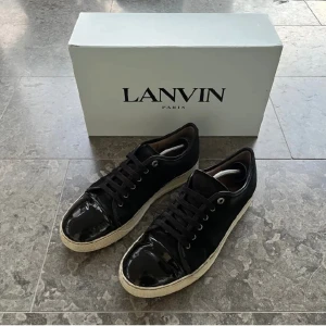 Lanvin skor - Har valt att sälja mina skor då jag är sugna på andra. Har använt dom i cirkus 2 månader. Lite slitna under till, kvitto finns inte tyvärr men påse och box finns