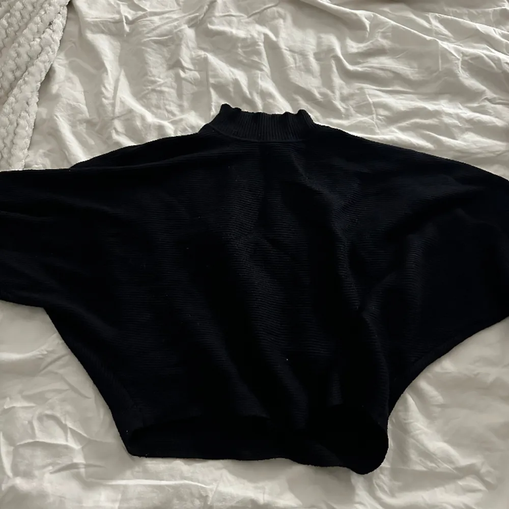 Säljer nu min svarta stickade tröja från zara , andvänd ett fåtal gånger . Tröjor & Koftor.
