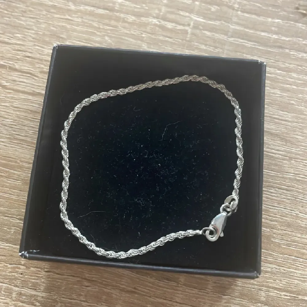 Jätte fint Silverarmband som tyvärr inte kommer till användning , nypris är 790kr och tänker mig 600 men pris går att diskutera . Accessoarer.