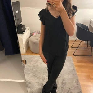 Blus - Super söt blus med öppen rygg. Använd bara ett få tal gånger, inga defekter❤️