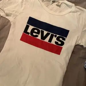 Säljer min Levis tröja som jag ej använda längre 