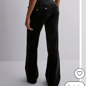 Juicy Couture mjuxkis byxor - LAYLA LOW RISE FLARE POCKETED Nästan intill oanvänd, super sköna och perfekt passform men kommer tyvärr inte till användning💓 Pris kan diskuteras 